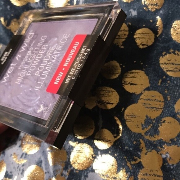 Wet n Wild MegaGlo Highlighting Powder Royal Calyx 324B 0.19 oz - Picture 3 of 5